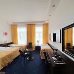 Royal Plaza Hotel 3*