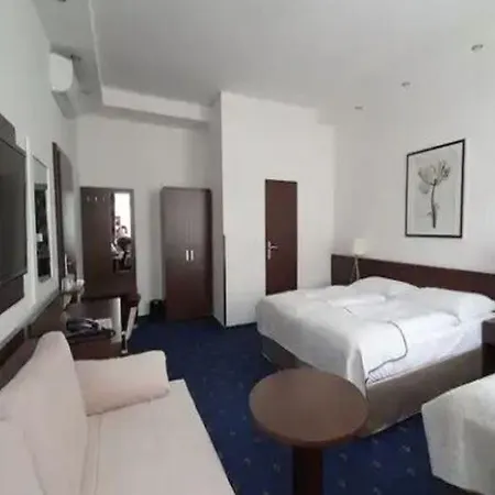Royal Plaza Hotel 3*