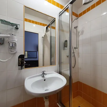 Royal Plaza Hotel 3*